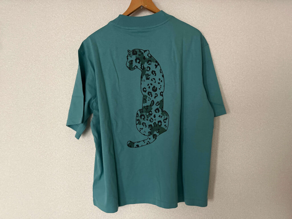 Tシャツの裏側はチーターモチーフ