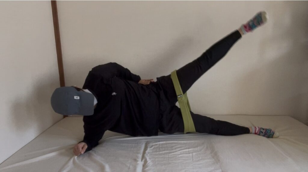 実際にVRTXフィットネスバンドでトレーニングしている様子