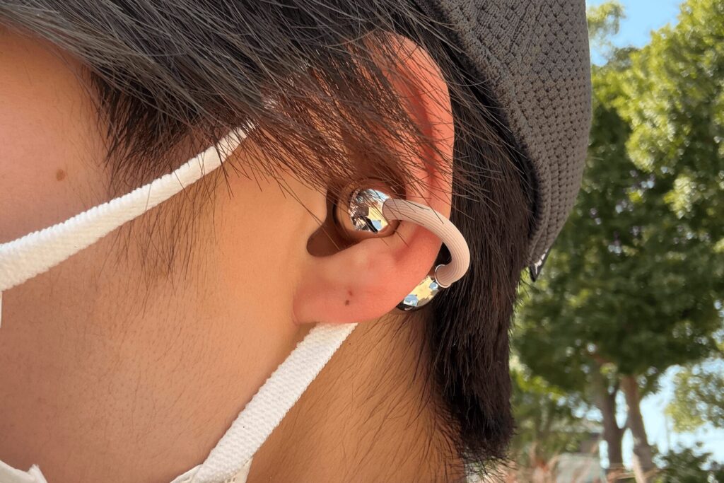 運動前のHUAWEI FreeClip 2耳を挟んだ様子