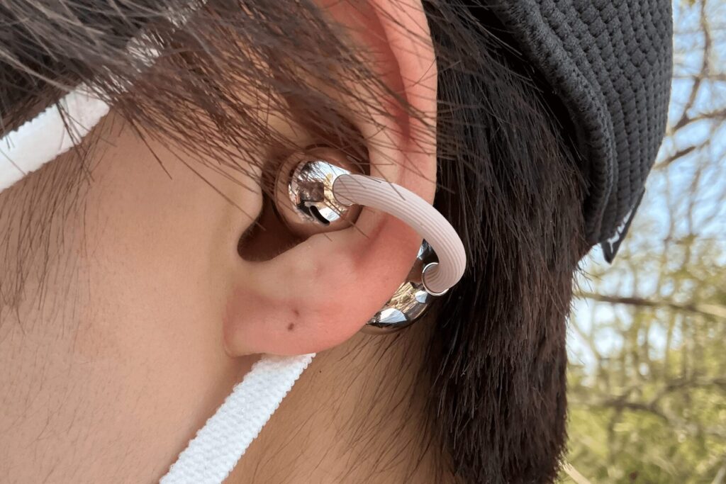 運動後のHUAWEI FreeClip 2耳を挟んだ様子